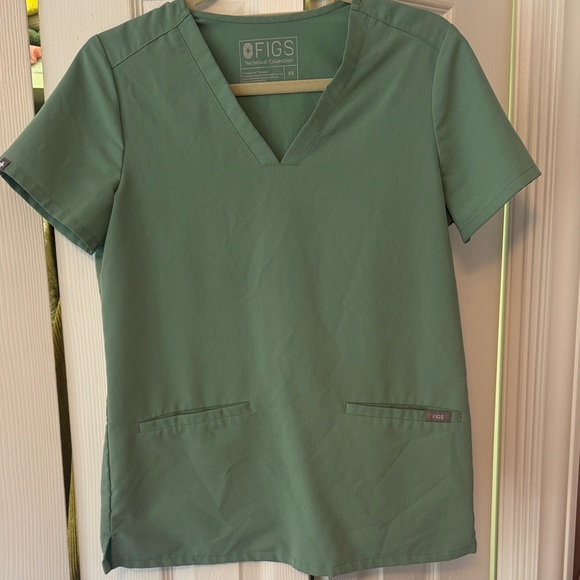 Figs Women's Short Sleeve Green Top - Picture 1 of 2